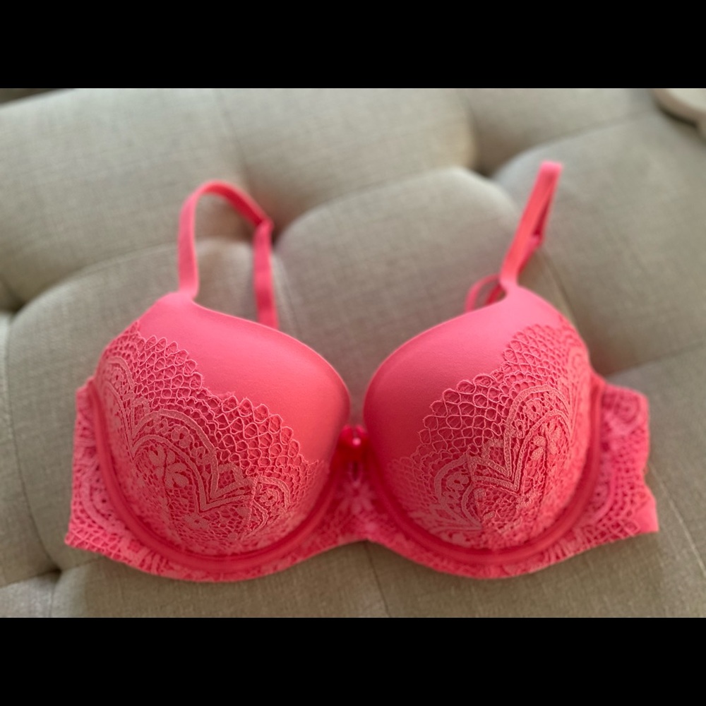 Gorgeous Like New Lace Victoria Secret Body By Victoria Bra Size 36D